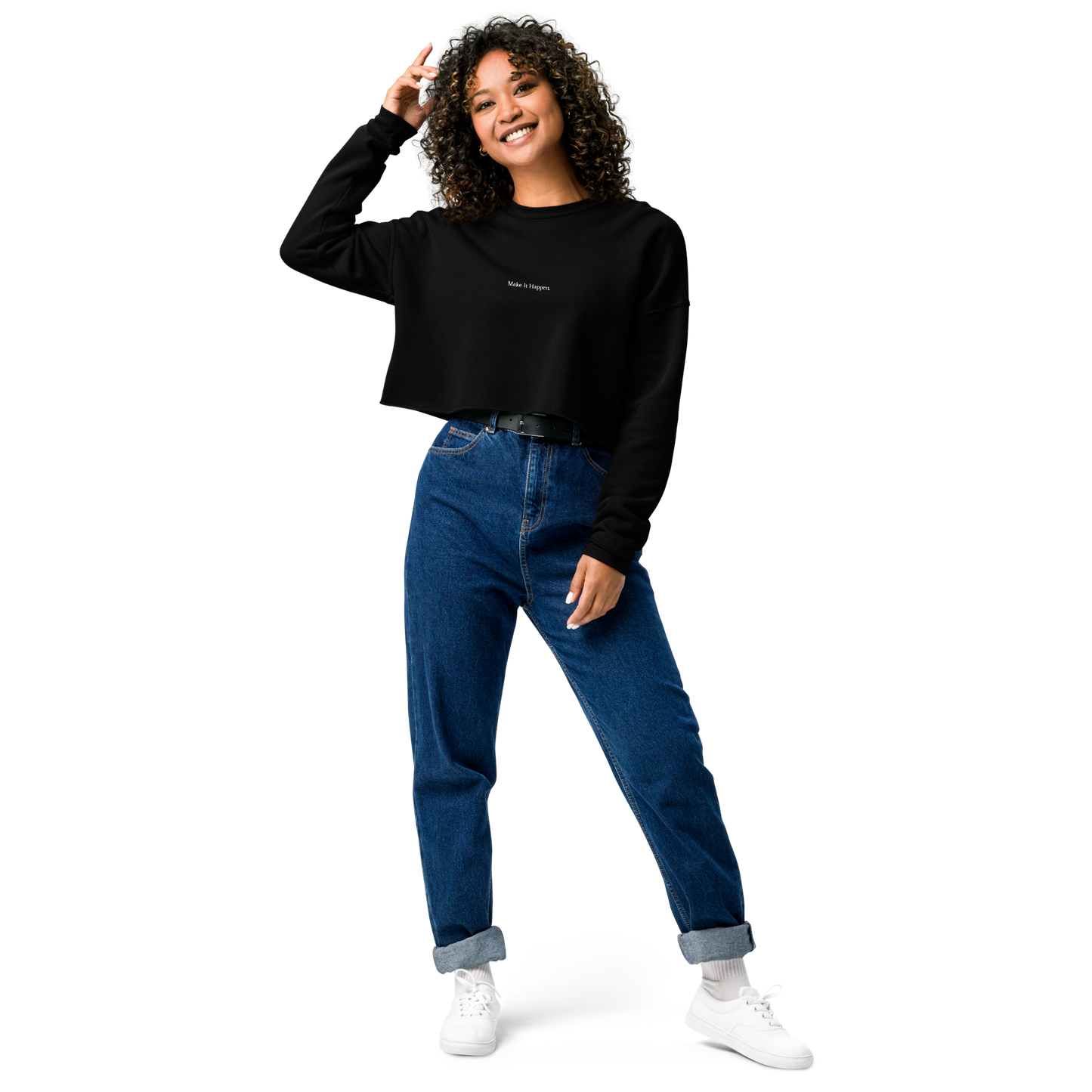 Nainen mustassa cropped collegepaidassa, jossa Make It Happen -painatus. Rennon tyylikäs ja minimalistinen streetwear-look yhdistettynä farkkuihin ja tennareihin.